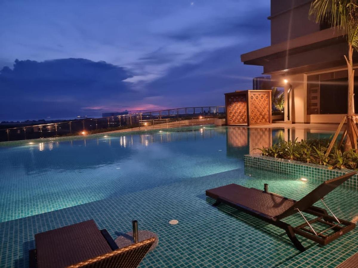 Luxury Couple Suites L Free Netflix L Massage Chair L Bathtub L Wifi 200Mbps L Town Area Bali Residence Malacca Bagian luar foto