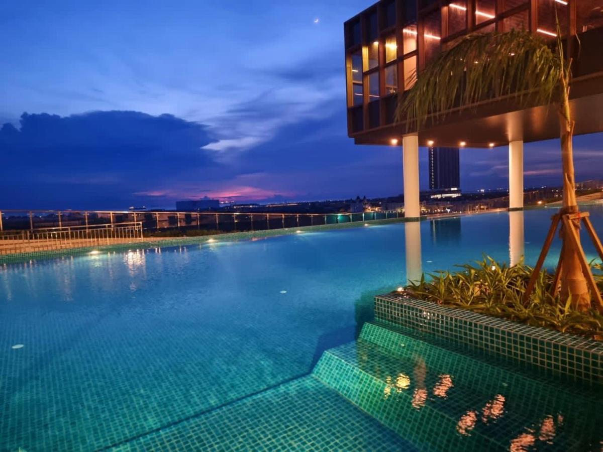 Luxury Couple Suites L Free Netflix L Massage Chair L Bathtub L Wifi 200Mbps L Town Area Bali Residence Malacca Bagian luar foto